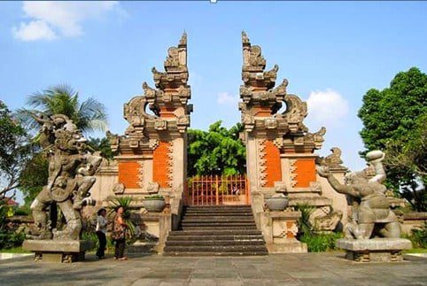 gapura-candi-bentar-8453570