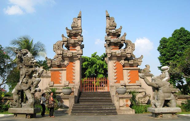 material-yang-digunakan-dalam-rumah-adat-bali-1290305