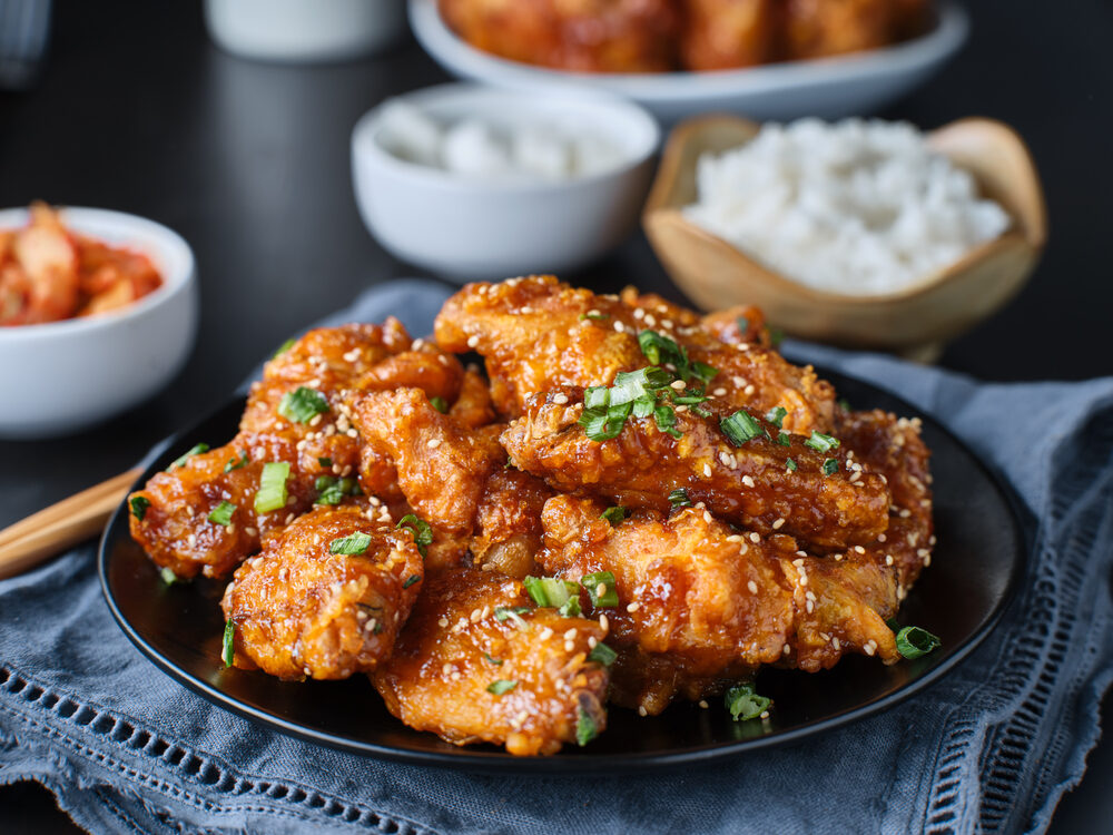 crispyfriedkoreanchickenwingsingalbisaucewithpickled