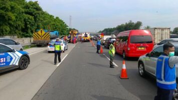 kronologi-kecelakaan-adu-banteng-di-lajur-contraflow-tol-jakarta-cikampek-7459482-2840835-jpg