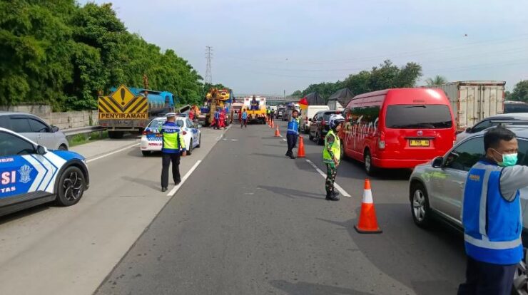 kronologi-kecelakaan-adu-banteng-di-lajur-contraflow-tol-jakarta-cikampek-7459482-2840835-jpg