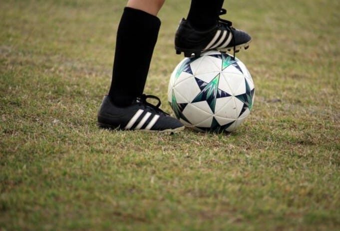 teknik-dasar-menghentikan-bola-3100732