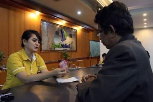 teller-bank-6289107-2468032-jpg