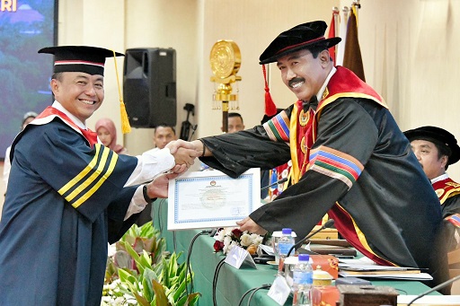 sekda-herman-suryatman-raih-gelar-doktor-ilmu-pemerintahan-dari-ipdn-1922161-3543356-jpeg