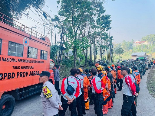 alat-berat-diterjunkan-untuk-percepat-proses-penanganan-sampah-di-jembatan-babakan-sapan-batujajar-4306323-8589865-jpeg