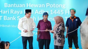 direktur-utama-bsi-hery-gunardi-kiri-menyerahkan-secara-simbolik-hewan-potong-kepada-duafa-di-jakarta-176-8532891-9755252-jpeg
