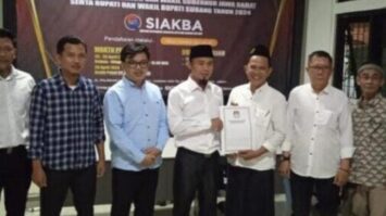 pasangan-agus-eko-sujaka-saat-mendaftar-dan-menyerahkan-persyaratan-ke-kantor-kpu-subang-5999991-5079923-jpeg
