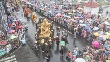 masyarakat-memadati-kawasan-asia-afrika-kota-bandung-untuk-menyaksikan-langsung-karnaval-budaya-dalam-festival-asia-afrika-2024-yang-berlangsung-sabtu-67-foto-putra-wahyu-purnomoradar-bandung-7032503