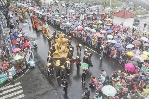 masyarakat-memadati-kawasan-asia-afrika-kota-bandung-untuk-menyaksikan-langsung-karnaval-budaya-dalam-festival-asia-afrika-2024-yang-berlangsung-sabtu-67-foto-putra-wahyu-purnomoradar-bandung-7032503