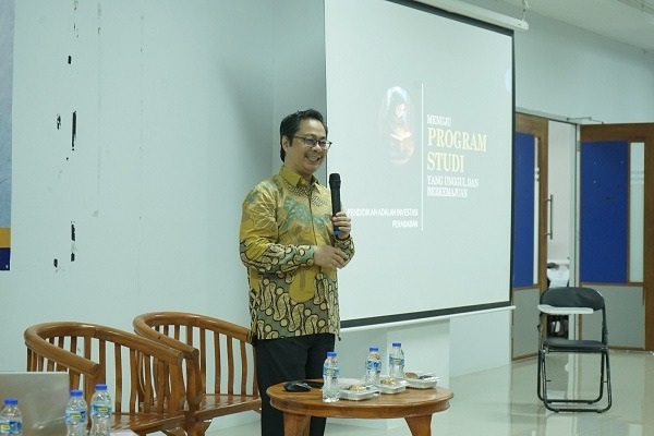 wakil-rektor-i-um-bandung-hendar-riyadi-memberikan-pemaparan-terkait-kurikulum-obe-dalam-workshop-yang-digelar-di-universitas-muhammadiyah-bandung-kamis-257-putra-wahyu-purnomoradar-bandung-2707925-14