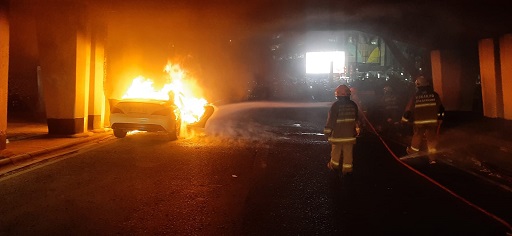 sedan-terbakar-6416763-4919538-jpeg