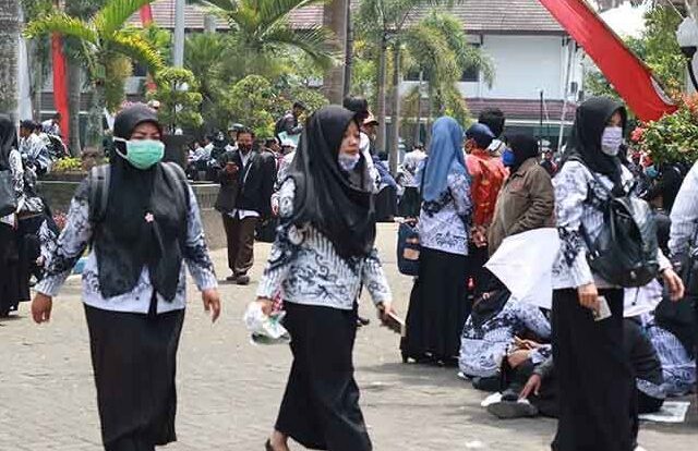 guru-tidak-tetap-dapat-insentif-rp-17-jutabulan_m_-640x421-6892986-9162932-jpg