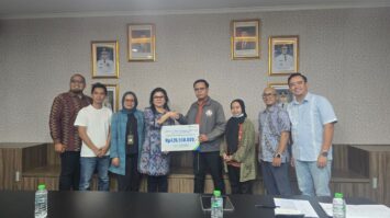 bpjs-ketenagakerjaan-cabang-sumedang-bersama-bjb-serahkan-manfaat-program-mlt-kepada-karyawan-klinik-silih-asih-sumedang-sebesar-rp426-juta-7287633-4647385-jpeg