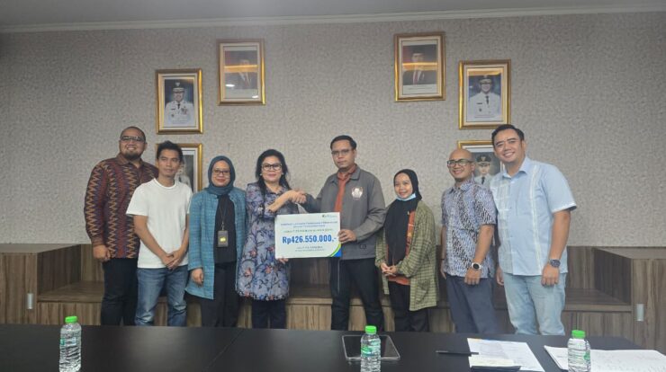 bpjs-ketenagakerjaan-cabang-sumedang-bersama-bjb-serahkan-manfaat-program-mlt-kepada-karyawan-klinik-silih-asih-sumedang-sebesar-rp426-juta-7287633-4647385-jpeg