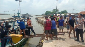 polisi-evakuasi-kapal-terbalik-di-perairan-wilayah-juntinyuat-indramayu-2679073-7467973-jpeg