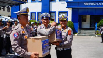 sambut-hari-lalu-lintas-bhayangkara-ke-70-ditlantas-polda-jabar-gelar-bakti-sosial-bagikan-seribu-paket-sembako-scaled-4727907-5059505-jpg