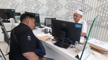 hari-pertama-buka-pos-layanan-pengaduan-di-gedung-sate-diserbu-ratusan-warga-9367493-4836999-jpeg