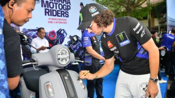 heboh-ratusan-pelajar-mataram-meet-greet-dengan-duo-monster-energy-yamaha-motogp-8672340-7059582-jpeg