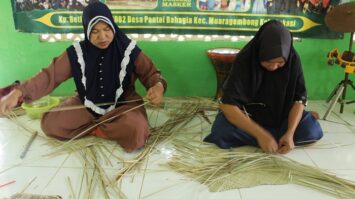 kolaborasi-warga-dan-tim-fsrd-itb-ubah-rumput-liar-jadi-produk-kreatif-5306419-8457919-jpeg